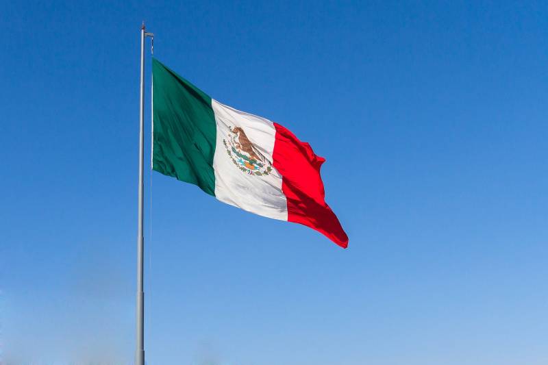 bandera mexicana ondeando